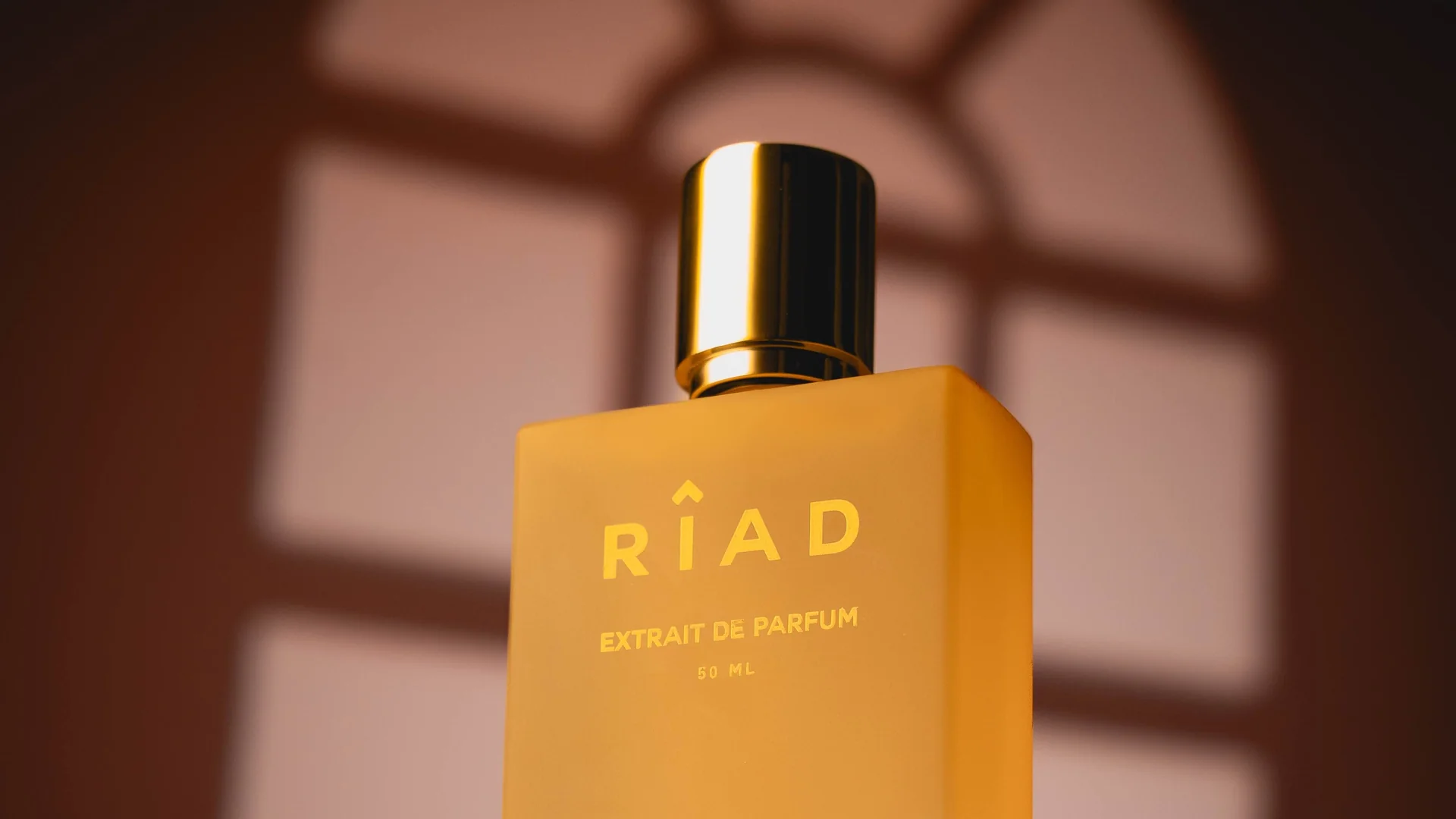 Riads flaska Arabian Delight på en träpall i ljuset från ett bågfönster